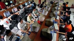中国年轻人在北京网吧使用电脑(资料图)