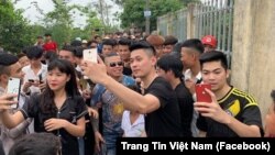 'Thánh chửi' Dương Minh Tuyền được người dân chào đón khi đến thăm gia đình học sinh bị hành hung ở trường tại Hưng Yên. (Facebook Trang Tin Việt Nam)
