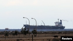 在利比亞反叛武裝佔領的港口﹐一艘掛北韓旗幟的裝上原油的油輪。(3月8日資料照片)