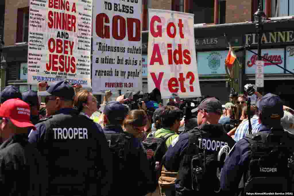 Kelompok pro-agama dan demonstran lainnya bersitegang kembali di Public Square sementara polisi mencoba memisahkan mereka, di Cleveland, 20 Juli 2016.