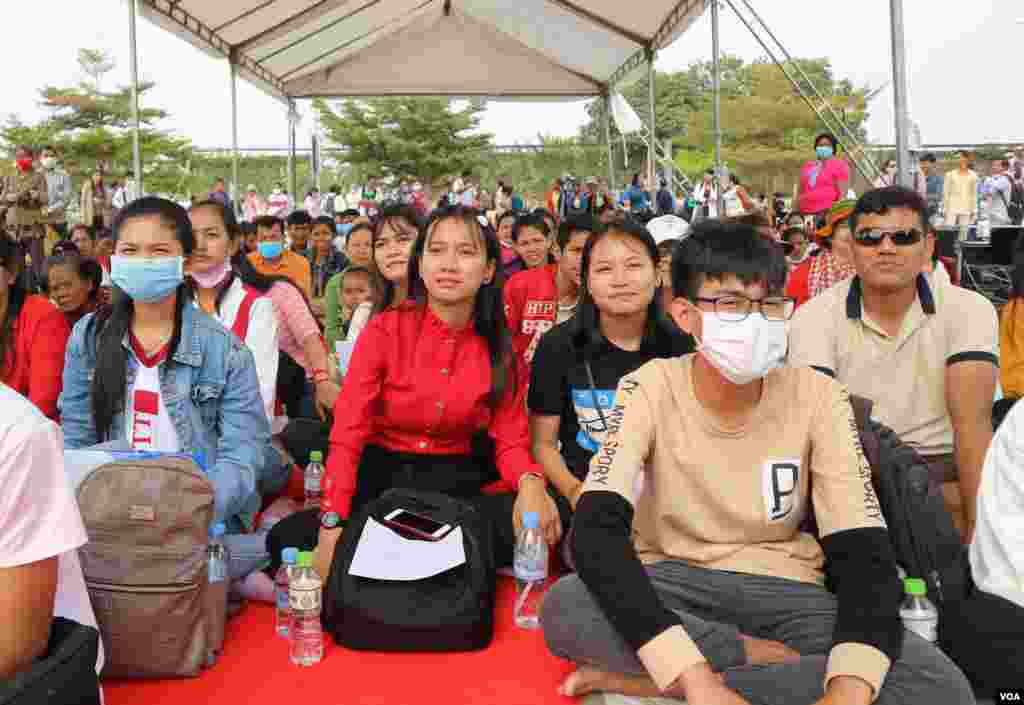 ប្រជាពលរដ្ឋ តំណាងសហគមន៍ សហជីព កម្មករ និងតំណាងអង្គការសង្គមស៊ីវិល ចូលរួមប្រារព្ធទិវាសិទ្ធិនារីអន្តរជាតិលើកទី១០៩ នៅសួនប្រជាធិបតេយ្យ នាថ្ងៃទី៨ ខែមីនា ឆ្នាំ២០២០។ (កាន់ វិច្ឆិកា/VOA)