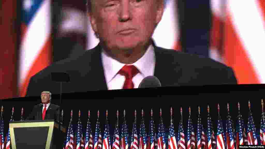 Donald Trump, candidat nominé du parti républicain pour la présidentielle d&#39;octobre prochain, prononce son discours lors de la convention républicaine à Cleveland, Ohio, 21 juillet 2016. (VOA/Nicolas Pinault).