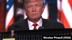 Donald Trump, candidat nominé du parti républicain pour la présidentielle d'octobre prochain, prononce son discours lors de la convention républicaine à Cleveland, Ohio, 21 juillet 2016. (VOA/Nicolas Pinault).