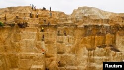 Des ouvriers travaillent dans une mine qui contiendrait de l'or, à Minna au Nigeria, 23 juin 2013.