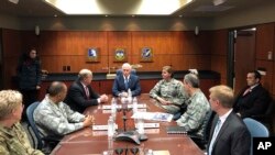Wapres AS Mike Pence memberikan keterangan kepada media di Pangkalan Pasukan Gabungan Elmendorf-Richardson, Alaska, 5 Februari 2018.