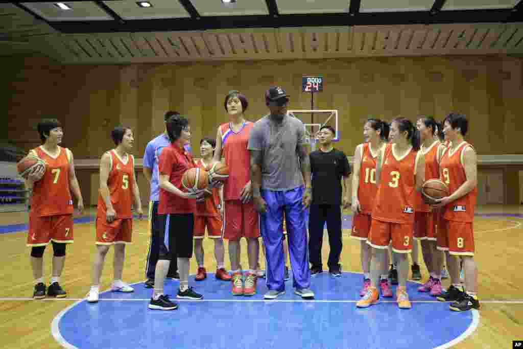 북한을 방문한 전직 농구선수 데니스 로드먼(가운데)이 14일 평양에서 보통강 여자농구팀 선수들과 만났다.