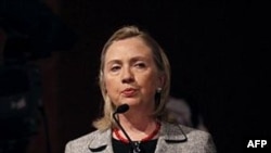Clinton: "Sosyal Medya Siteleriyle Gençlere Ulaşıyoruz"