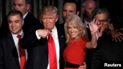 Bà Kellyanne Conway cùng ông Trump, lúc đó là tổng thống đắc cử, tại cuộc tụ tập đêm bầu cử ở Manhattan, New York, hôm 9/11/2016. Bà Conway sẽ rời chức vụ cố vấn Nhà Trắng cuối tháng này.