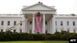 Tổng thống Barack Obama đã loan báo rằng Tòa Bạch Ốc sẽ được thắp sáng với đèn màu hồng vào ngày thứ Năm để đánh dấu sự kiện tháng 10 được chọn làm Tháng Nâng Cao Nhận Thức về Bệnh Ung Thư Vú