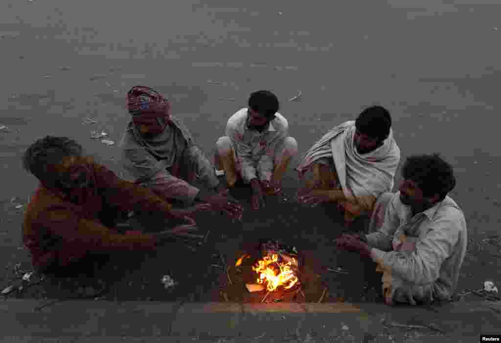 کراچی میں ٹھنڈ سے مقابلہ کرنے کے لیے لوگ لکڑیاں جلا کر خود کو گرم رکھنے کی کوششیں کرتے نظر آ رہے ہیں۔