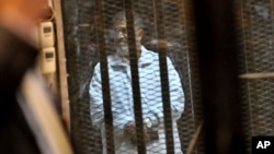 지난달 28일 열린 재판에 나온 무르시 전 대통령의 모습. 