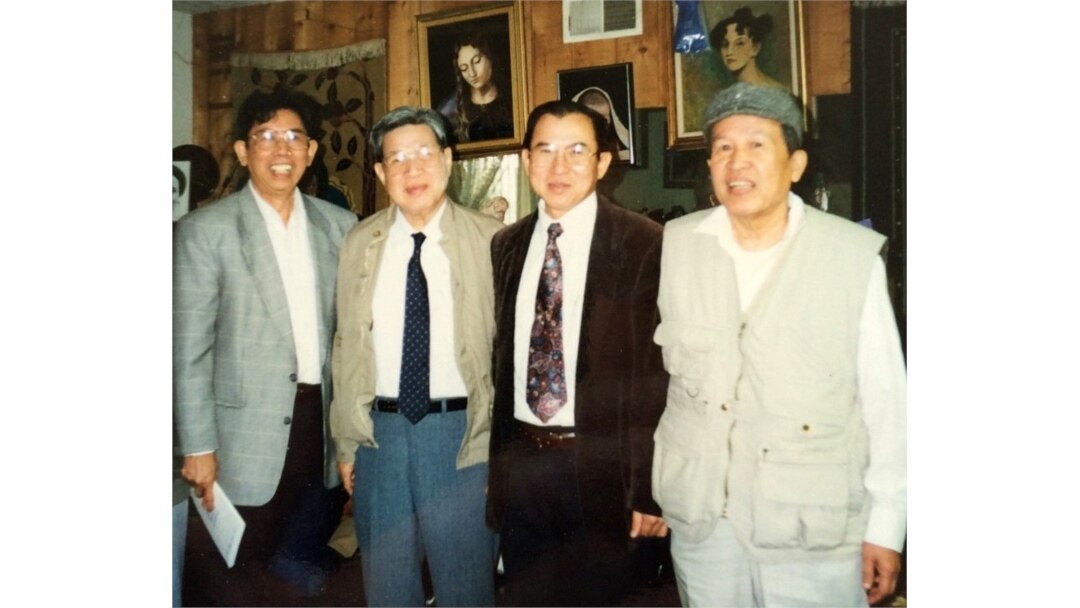 Từ trái, cây bút chuyên khảo văn minh Champa trên tạp chí Bách Khoa Dohamide, chủ nhiệm Bách Khoa Lê Ngộ Châu, Ngô Thế Vinh, nhà văn Võ Phiến. [hình chụp 1994 tại Little Saigon, tư liệu Ngô Thế Vinh]