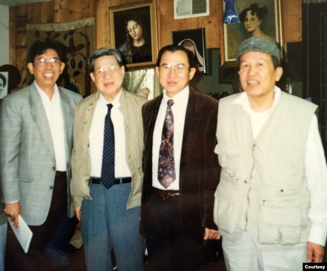 Từ trái, cây bút chuyên khảo văn minh Champa trên tạp chí Bách Khoa Dohamide, chủ nhiệm Bách Khoa Lê Ngộ Châu, Ngô Thế Vinh, nhà văn Võ Phiến. [hình chụp 1994 tại Little Saigon, tư liệu Ngô Thế Vinh]