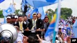 In a letter to the CPP’s president, Chea Sim, on Wednesday, Rescue Party President Sam Rainsy said the opposition was requesting an urgent meeting among negotiators, who have met three times so far but failed to find a compromise over investigating the election and the formation of a new government.