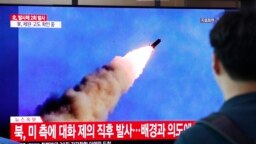 Người dân xem hình ảnh phóng tên lửa của Triều Tiên trên một màn hình TV ở ga tầu điện ngầm ở Seoul, Hàn Quốc, hôm 10/9.