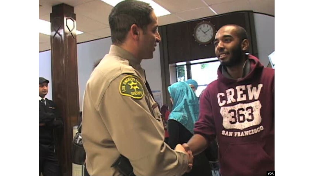 Sherif Morsi, Wakil Sheriff di Los Angeles yang juga seorang Muslim ini, beramah-tamah dengan seorang jemaah sebuah masjid di LA.