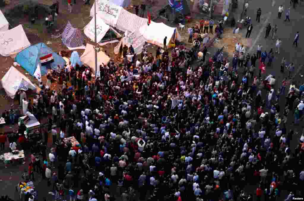 Demonstran dari Sindikasi Pers meneriakkan slogan-slogan anti-Morsi di Alun-Alun Tahrir (25/11).