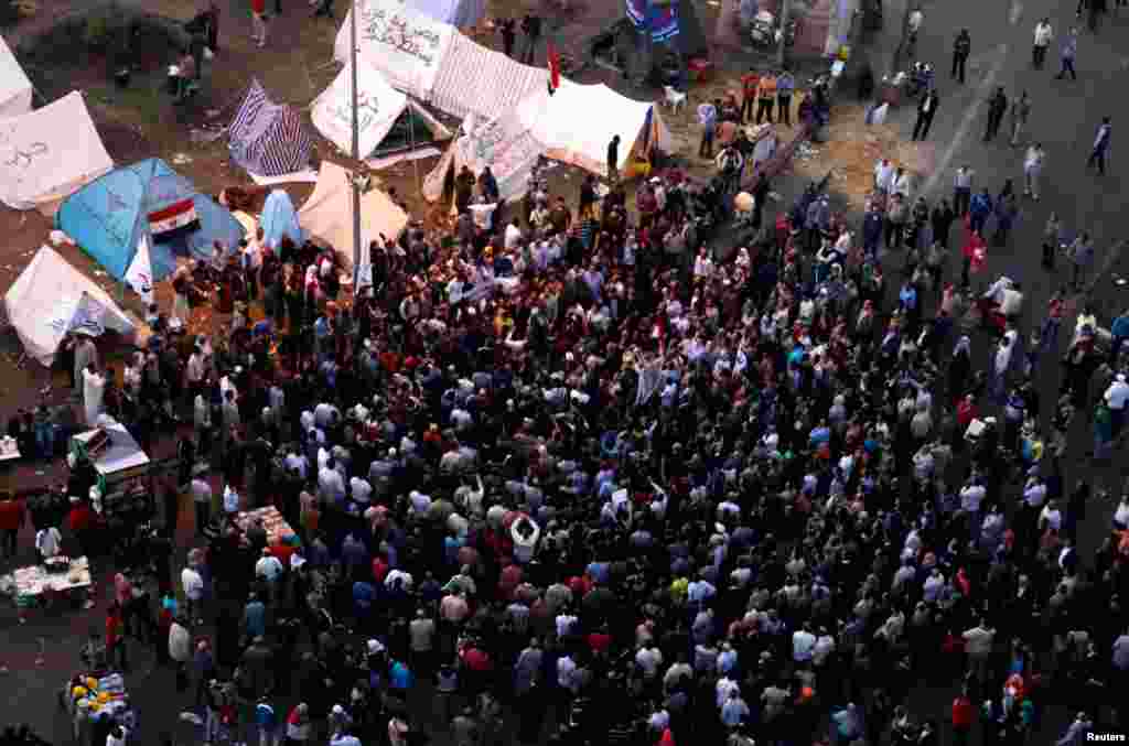 Protesters from the Press Syndicate chant anti-Morsi slogans in Tahrir square in Cairo, November 25, 2012. 