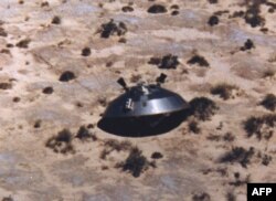 امریکی ایئرفورس کی جانب سے جاری ایک تصویر میں ایک اڑن طشتری نظر آ رہی ہے جو 1972 میں ایک صحرائی علاقے میں اتری تھی۔