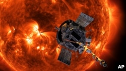 美国宇航局提供的图片显示艺术家描绘的“帕克”号太阳探测器接近太阳的情景。