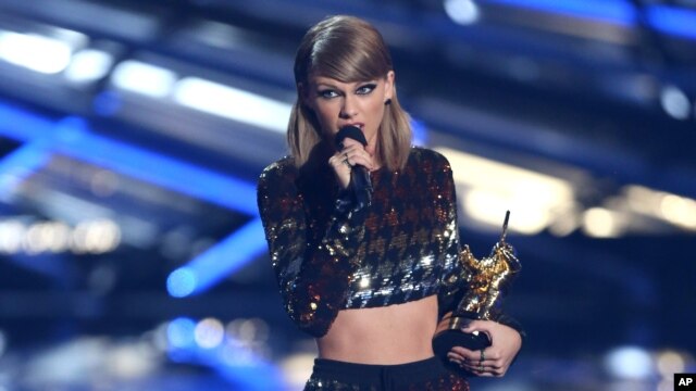 Taylor Swift entregó el premio video de vanguardia a Kanye West en los MTV Video Music Awards, en Los Angeles, el 30 de agosto de 2015.