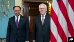 El secretario de Estado, Rex Tillerson, recibe a su homólogo afgano, Salahuddin Rabbani, en el Departamento de Estado.