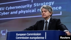 歐盟內部市場與服務執委布萊頓在布魯塞爾出席有關歐盟網絡安全戰略的記者會。（2020年12月16日）