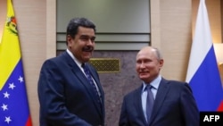 Perezida w'Uburusiya Vladimir Putin (iburyo) aramukanya na mugenzi we Nicolas Maduro i Moscou mu kwezi kwa 12/05/2018. 