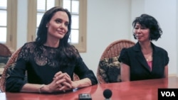 Actress and filmmaker Angelina Jolie (left) and Cambodian-American Loung Ung, author of “First They Killed My Father,” give an exclusive interview to VOA Khmer following a press conference about the premiere of the upcoming Netflix film in Siem Reap province, Cambodia on February 18, 2017. The film “First They Killed My Father,” based on Luong Ung's account of surviving the Khmer Rouge regime as a child, premiered Saturday night at an outdoor screening in Angkor Archeological Park. (Neou Vannarin/VOA Khmer)