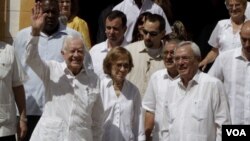 Mantan Presiden AS Jimmy Carter (kiri) bersama istrinya, Rosalynn (tengah) saat berkunjung ke sebuah biara di Old Havana, Kuba, Selasa (29/3).