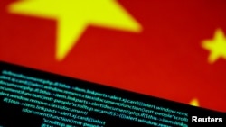资料照片：计算机代码和中国国旗。