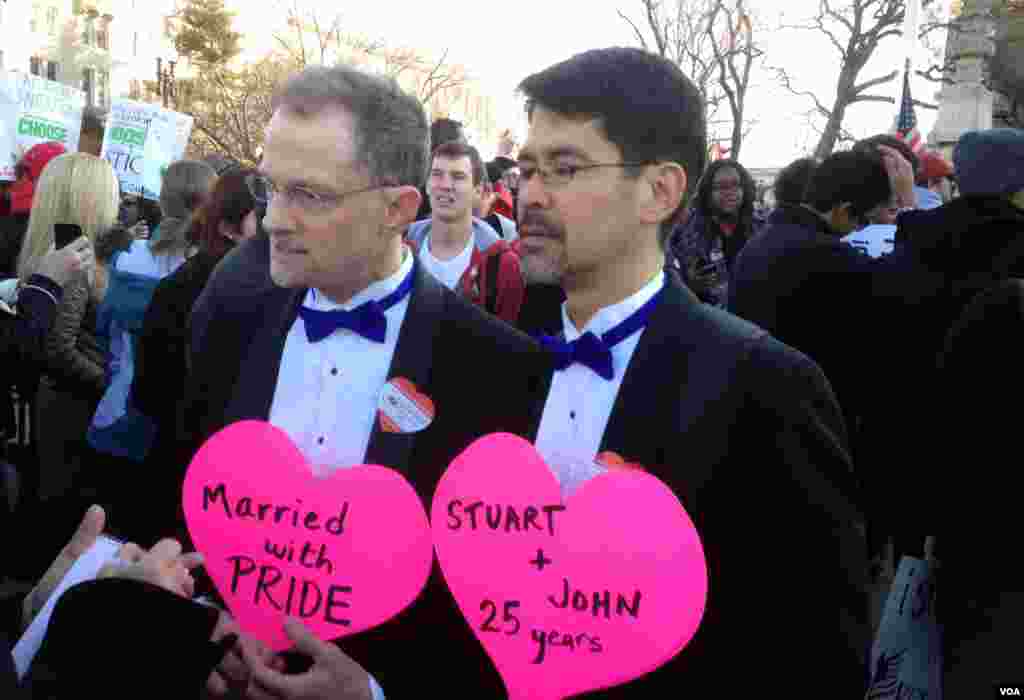 John Lewis et Stuart Gaffney, des partenaires depuis 25 ans, faisaient partie des manifestants mass&eacute;s devant la Cour supr&ecirc;me le 26 mars 2013. (M. Bowman/VOA)