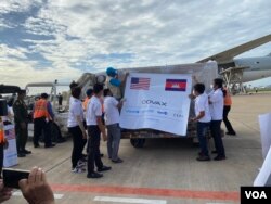 រូប​ឯកសារ៖ វ៉ាក់សាំងបង្ការជំងឺកូវីដ១៩ ប្រភេទ Johnson &Johnson ៥០ម៉ឺនដូស ដែលជាជំនួយរបស់សហរដ្ឋអាមេរិក ក្រោមយន្តការកូវ៉ាក់ (COVAX) បានមកដល់កម្ពុជា នៅថ្ងៃទី ៣០ ខែកក្កដា ឆ្នាំ២០២១។ (ហ៊ាន សុជាតា/វីអូអេ)