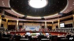 Các nhà lãnh đạo Á Châu và Âu Châu tham dự Hội nghị Thượng đỉnh ASEM tại Vientiane, Lào.