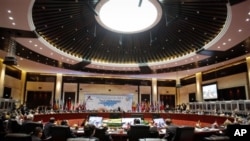 လာအိုႏို္င္ငံ၊ ဗီယန္က်င္းၿမိဳ႕မွာ က်င္းပတဲ့ ASEM ညီလာခံ က်င္းပေနစဥ္။ 