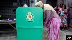 Une femme vote à Lagos, au Nigeria, le 22 juillet 2017.