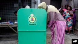 Une Nigériane vote lors d'une élection locale, à Lagos, le 22 juillet 2017.