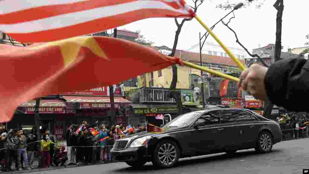 اتومبیل حامل رهبر کره شمالی در یکی از خیابانهای هانوی، ویتنام