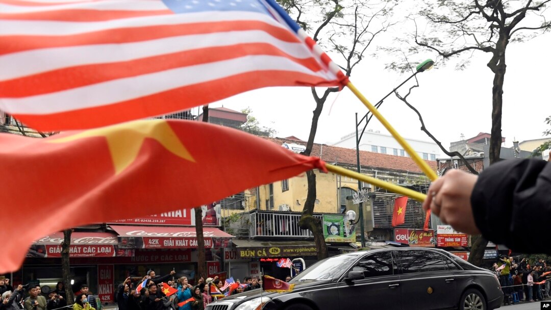 Đoàn xe của lãnh tụ Triều Tiên Kim Jong Un trên một đường phố Hà Nội, ngày thứ Ba, 26/2/2019. APTOPIX
