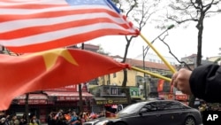 Les drapeaux américains et nord coréens, flottant à Hanoï au Vietnam.