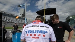 Un miembro del equipo de Joe Nemechek, con un logotipo del patrocinador que apoya al presidente Donald Trump, en su puesto de parada en la pista antes de una carrera de la serie NASCAR Xfinity en el Daytona International Speedway, el sábado 15 de febrero de 2020, en Daytona Beach, Florida.