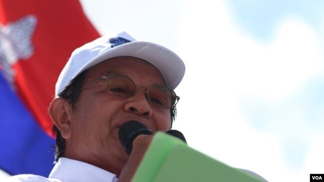 រូបឯកសារ៖​លោក កឹម សុខា​ ប្រធាន​គណបក្ស​សង្គ្រោះជាតិ​នៅក្នុង​ការដង្ហែក្បួន​ឃោសនា​ថ្ងៃចុងក្រោយ ក្នុង​រាជធានី​ភ្នំពេញ​ ថ្ងៃទី២ ​ខែ​មិថុនា​ ឆ្នាំ​២០១៧។ (ហ៊ាន សុជាតា/ VOA)