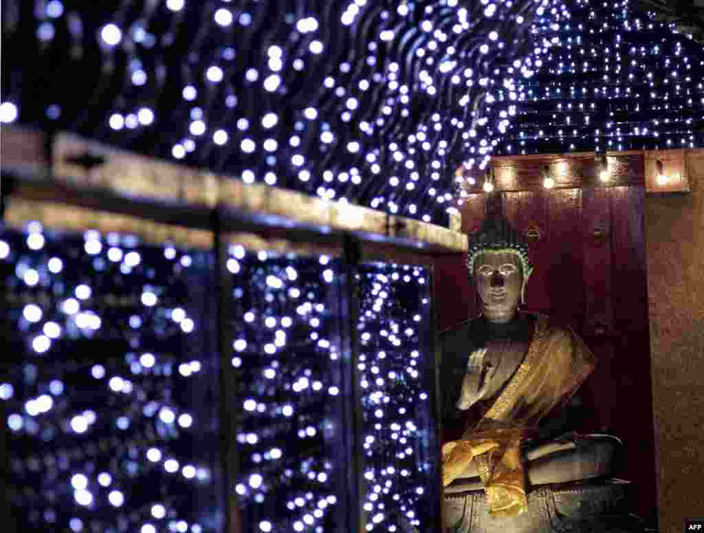 Một pho tượng Phật trong chùa Gangaramaya ở Colombo, Sri Lanka.