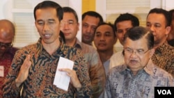 Presiden dan Wakil Presiden terpilih, Joko Widodo (kiri) dan Jusuf Kalla, saat mengumumkan postur kabinet di rumah Transisi di Menteng, Jakarta hari Senin 15/9 (foto: VOA/Fathiyah).