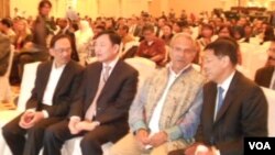 Dari kiri ke kanan: Anwar Ibrahim, Thaksin Sinawatra, Jose Ramos-Horta dan mantan menlu Hassan Wirajuda. (Photo: VOA)