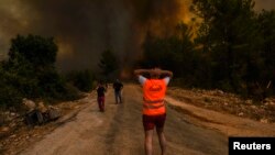 Warga mengungsi untuk menghindari kebakaran hutan di dekat Manavgat, Antalya, Turki (1/8). 