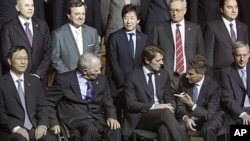 G20 finance ministers are gathered for a group picture at the French Finance Ministry in Paris, Oct. 15, 2011.