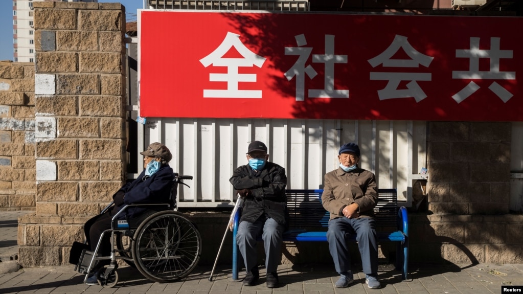 几位老人坐在北京街头晒太阳。(2020年11月3日) 