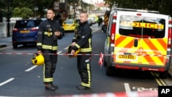 Des pompiers déployés après une explosion la station de Parsons Green, dans le sud-ouest de Londres, 15 septembre 2017.