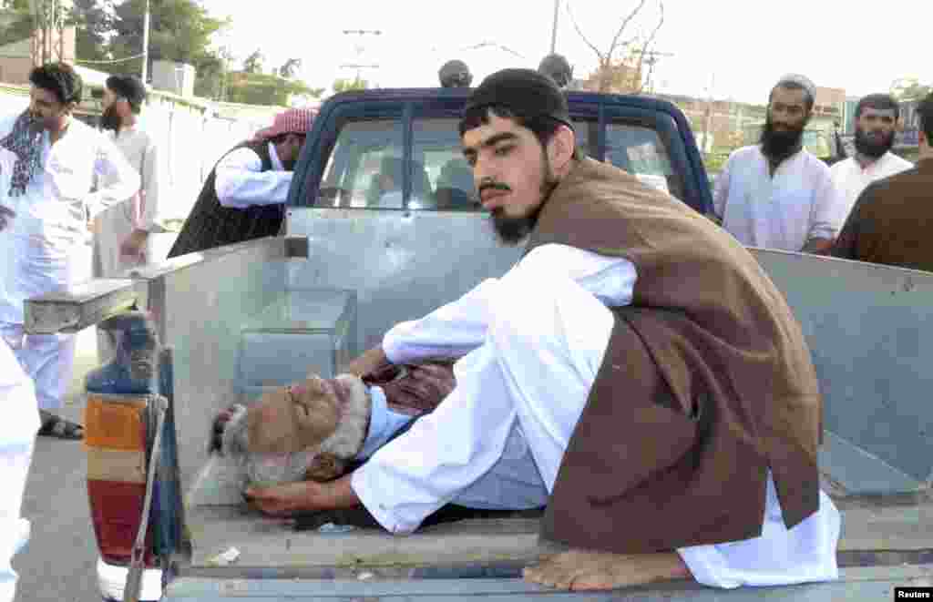 An injured man is transported to the hospital in Quetta, Pakistan, August 9, 2013. 